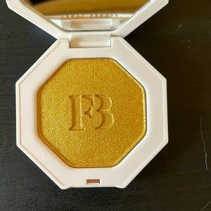 Fenty Beauty Killawatt Freestyle Highlighter in Trophy Wife